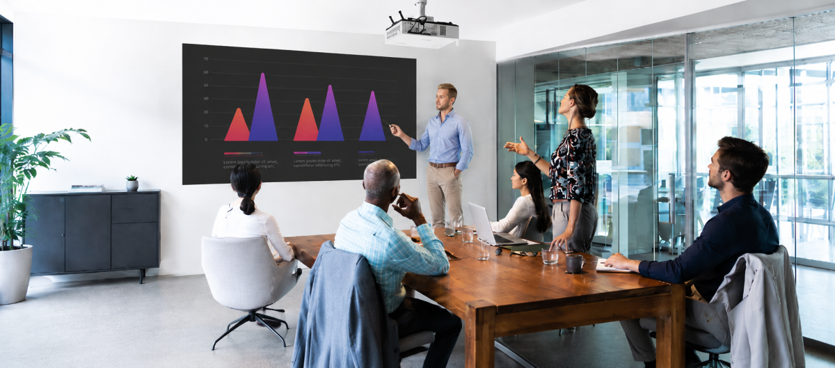 Sala riunioni con sistema di videoproiezione professionale e luce ambiente controllata