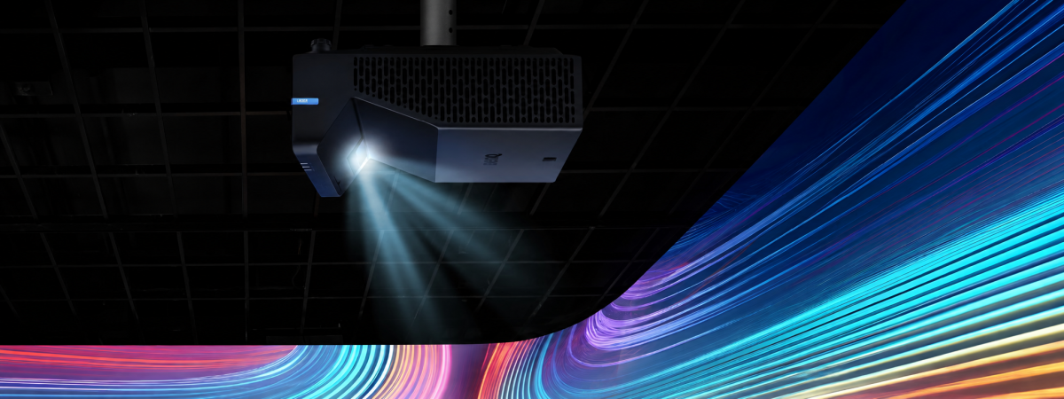 Videoproiezione professionale con videoproiettore, superficie di proiezione e ambiente