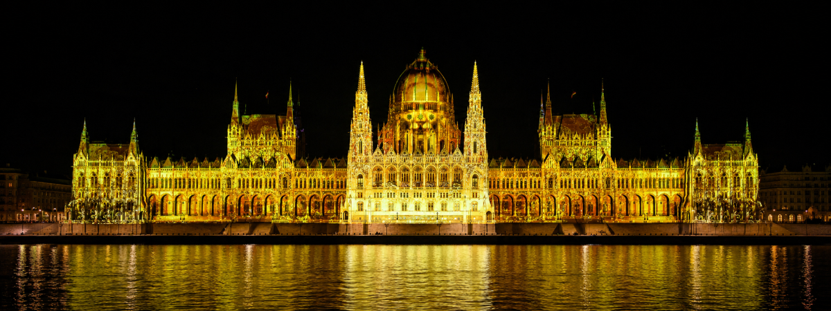 rojection mapping con più videoproiettori su una superficie architettonica